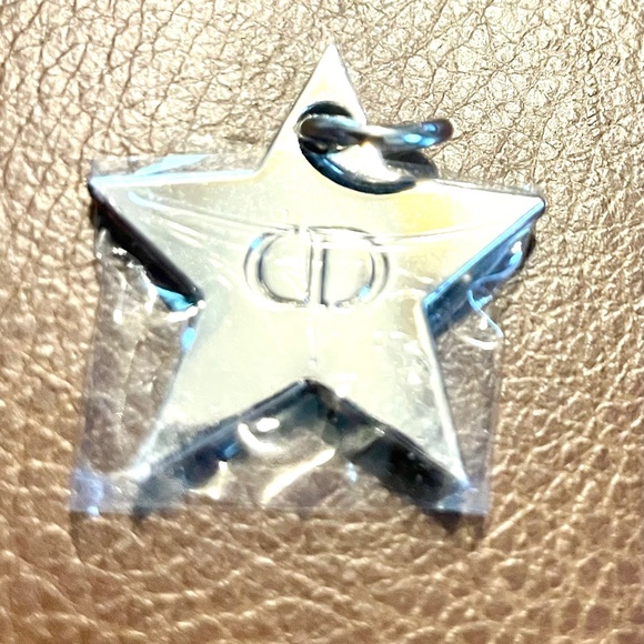 Dior star necklace authentic. - Picture 1 of 5